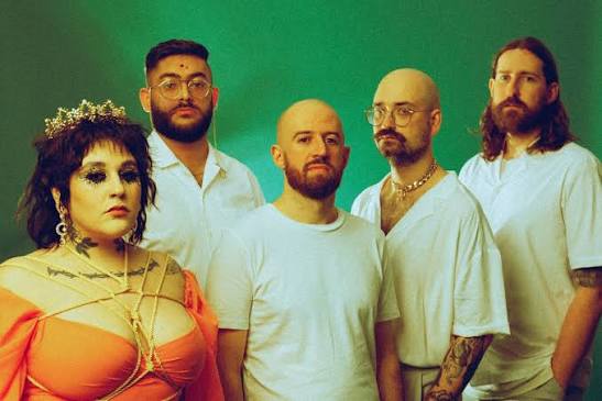 Ithaca — londýnská hardcorová kapela s frontwoman Djamilou Boden Azzouz