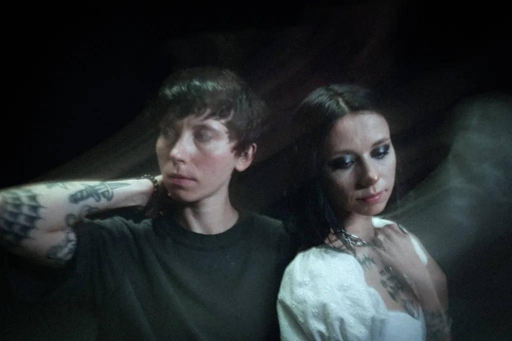 Softcult — sesterské duo Mercedes Arn-Horn a Phoenix Arn-Horn na press fotce